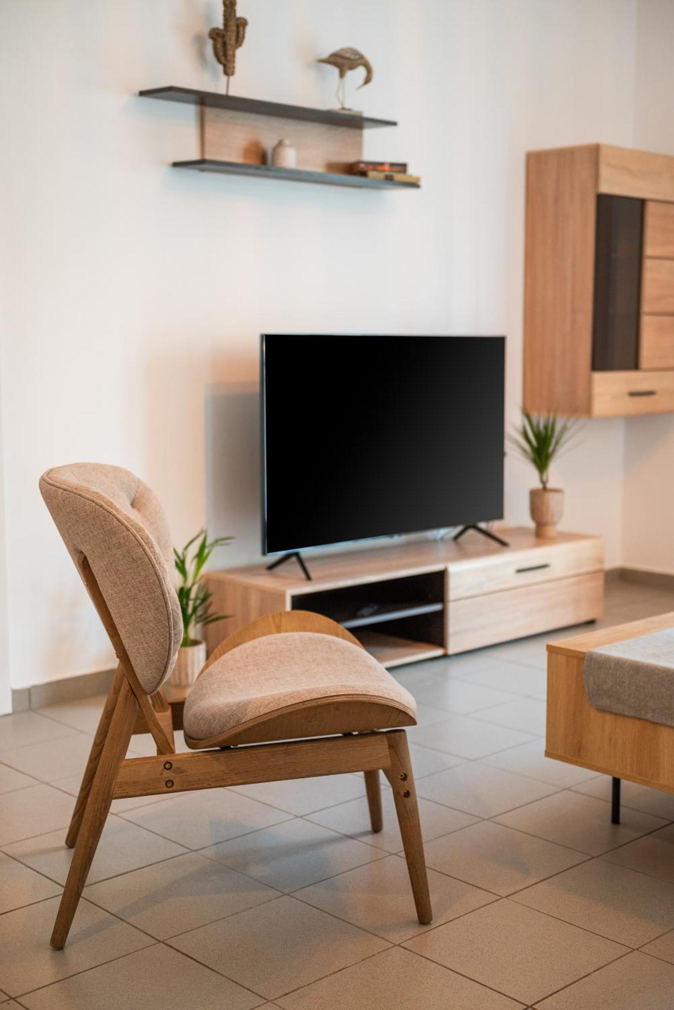 New Modern In Center Apartment *